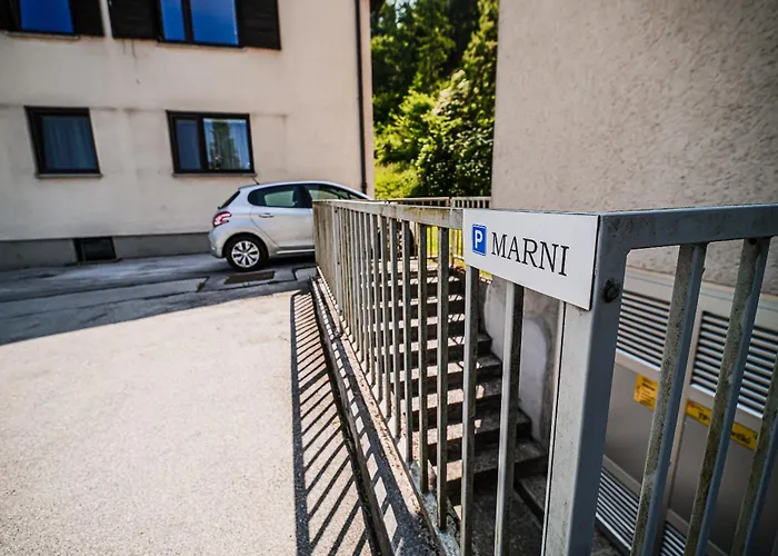 Marni W/ Parking | شقة